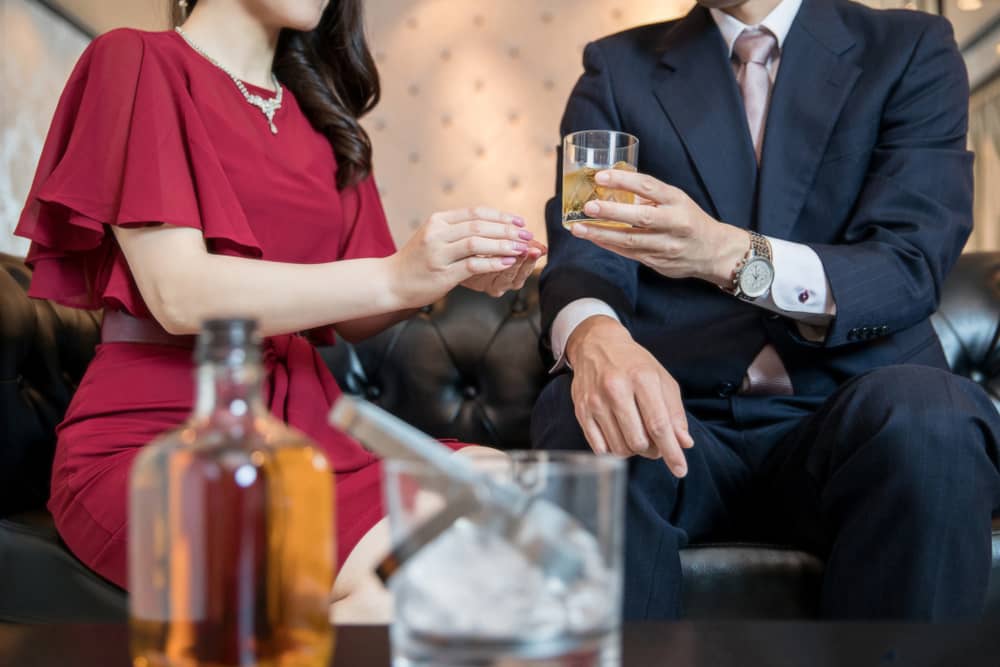 元トップキャバ嬢が明かす！売れるキャバ嬢の会話術とは？男性客をもてなすキャバ嬢。