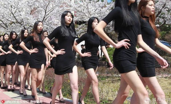 【大徳大学/韓国】モデル科の女子生徒たちが脚線美を披露