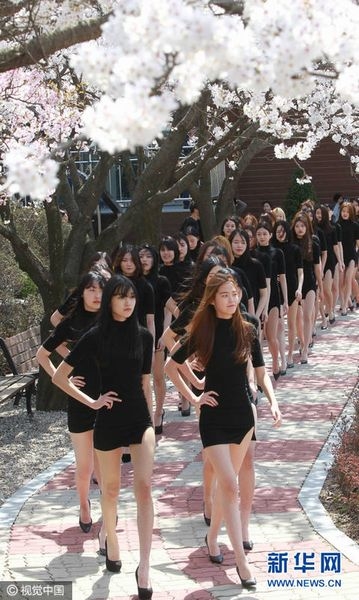 【大徳大学/韓国】モデル科の女子生徒たちが脚線美を披露