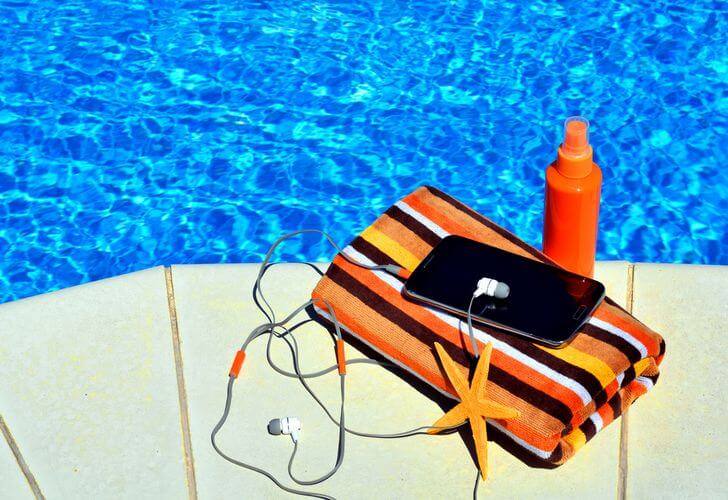 海やプールでスマホなどの携帯電話の取り扱い、どうするべきか？