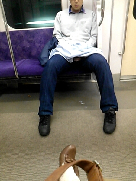 【Twitter】電車内で見抜きされる変態事件が発生なう。床にはなぞのは白濁液が...